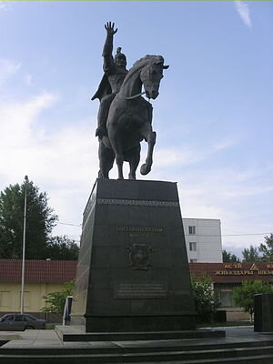 Памятник Богенбай-батыру на одноимённом проспекте (Астана) 