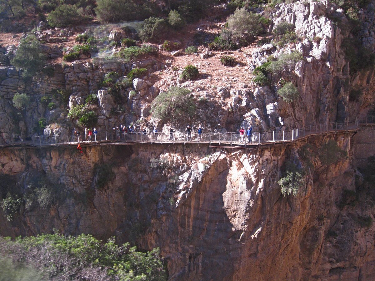Хантингтон западная вирджиния. Испания мост через ущелье. Каменный мост через ущелье о. Марбелья арабская крепостная стена. Мост через ущелье франции.