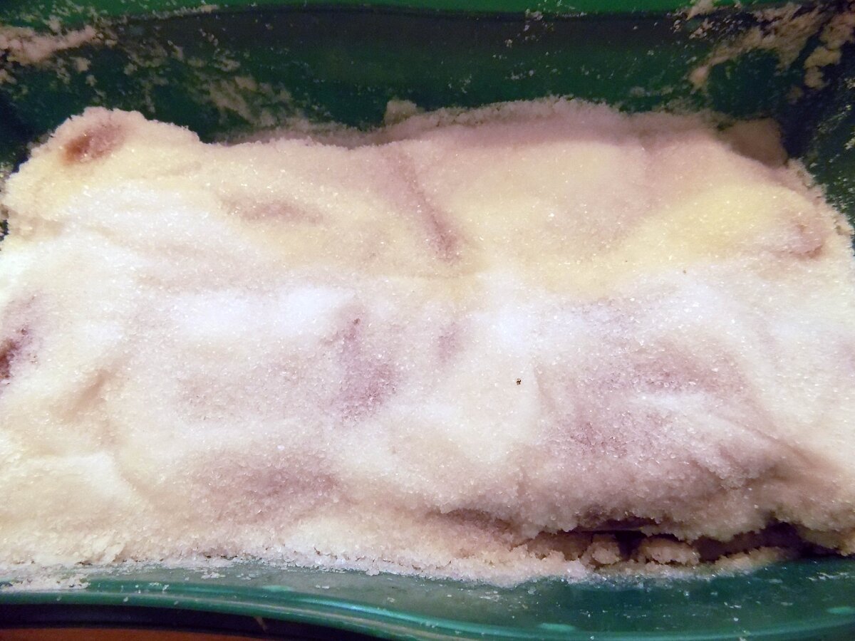 Свинина полностью покрытая солью выдерживается неделю в холодильнике под гнетом. Время от времени сливайте выделяющуюся жидкость и переворачивайте мясо.