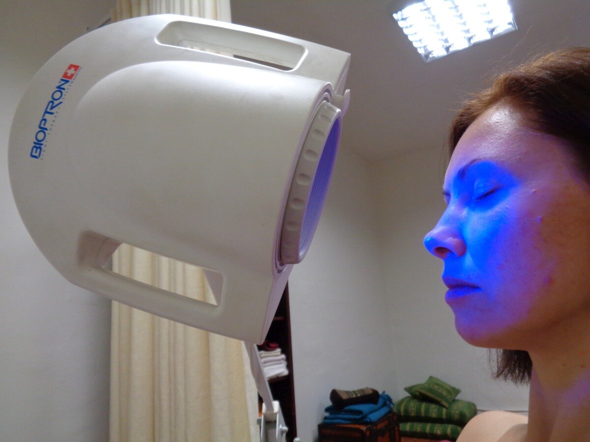 Светотерапия. Светотерапия лица. Светотерапия солярий. Аппарат для лица ультрафиолетовым светом. Аппаратная светотерапия косметология.