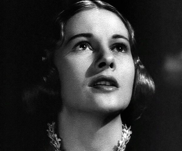 Источник: https://pixabay.com/ru/photos/%D0%B4%D0%B6%D0%BE%D0%B0%D0%BD-%D1%84%D0%BE%D0%BD%D1%82%D0%B5%D0%B9%D0%BD-%D0%B0%D0%BA%D1%82%D1%80%D0%B8%D1%81%D0%B0-%D1%81%D0%B1%D0%BE%D1%80-%D0%B2%D0%B8%D0%BD%D0%BE%D0%B3%D1%80%D0%B0%D0%B4%D0%B0-394292/