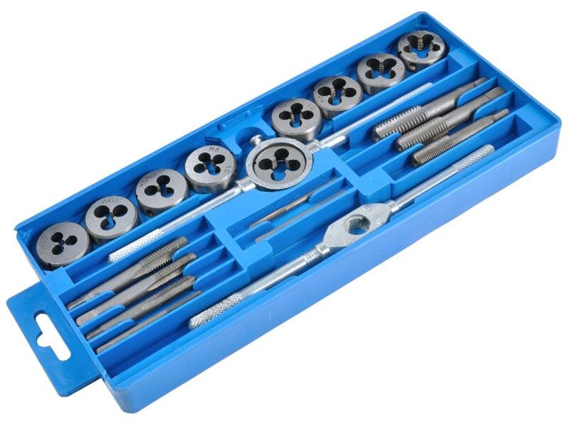 Доброго времени суток. Сегодня поделюсь с вами опытом нарезки резьб на различных валах, осях и даже арматуре. Занимаюсь токарном делом года 2 и приходилось резать резьбы различных диаметров и назначений. А также обычные метрические, дюймовые. 
Мое основное правило для нарезки резьб всегда занижать диаметр на 2-3 десятки и делать фаску для захода резьбы примерно 50-60градусов. С таким углом фаски плашка заходит довольно проще, и легче центрируется на заходе.

Если взять заготовку из проката, он обычно либо в нолях, либо имеет овальность, под резьбу его желательно проточить если вы будете резать его обычной плашкой. Конечно можно нарезать резьбу и так, плашка будет нагружена изрядно сильнее, и быстрее износится. Для массовой нарезки рекомендую все же протачивать.

При нарезке резьбы на различной трубопроводной арматуре, инженеры предусмотрели возможность не протачивать а нарезать резьбу на трубе прямо так. Клупп имеет довольно большой заход, он и выполняет роль обнижения диаметра под резьбу.

Смазать резьбу пред нарезкой рекомендую машинным маслом, либо олеиновой кислотой. С олеинкой резьба получается чище, можно еще использовать касторовое масло.
