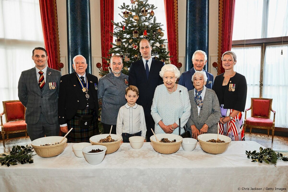 Принц Джордж помог папе, дедушке и прабабушке приготовить пудинг