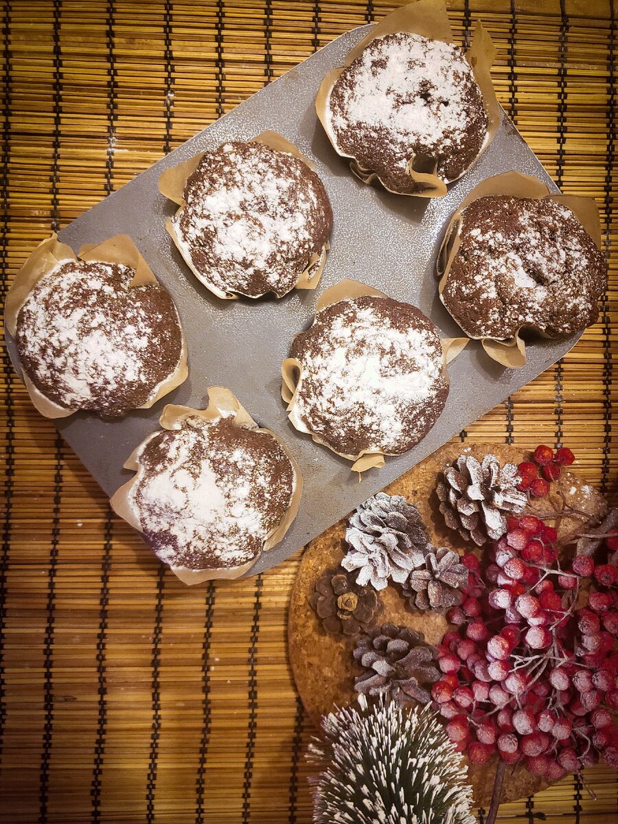 Маффины получаются нежными, пышными и очень ароматными. Из данного количества ингредиентов получается 12 маффинов. 