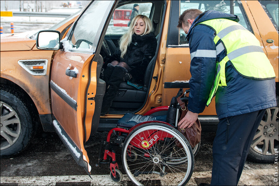 Помощь маломобильным пассажирам medportal. Автомобиль для инвалидов. Машина для инвалидов колясочников. Маломобильные пассажиры. Сопровождение инвалидов в аэропорту.
