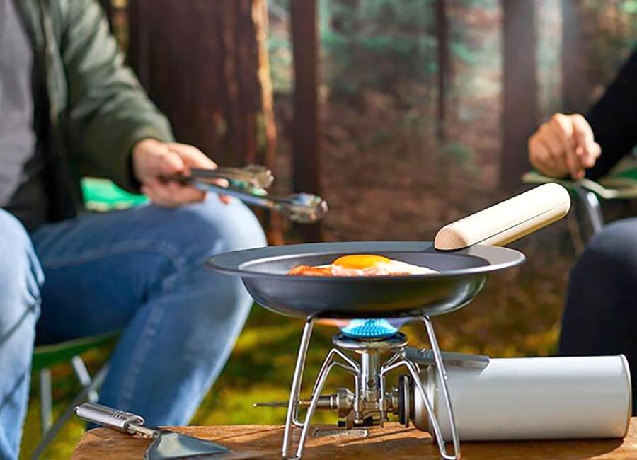 Прочная конструкция делает сковороду JIU идеальной для приготовления любых рецептов и хорошо сохраняющей тепло даже в походных условиях.