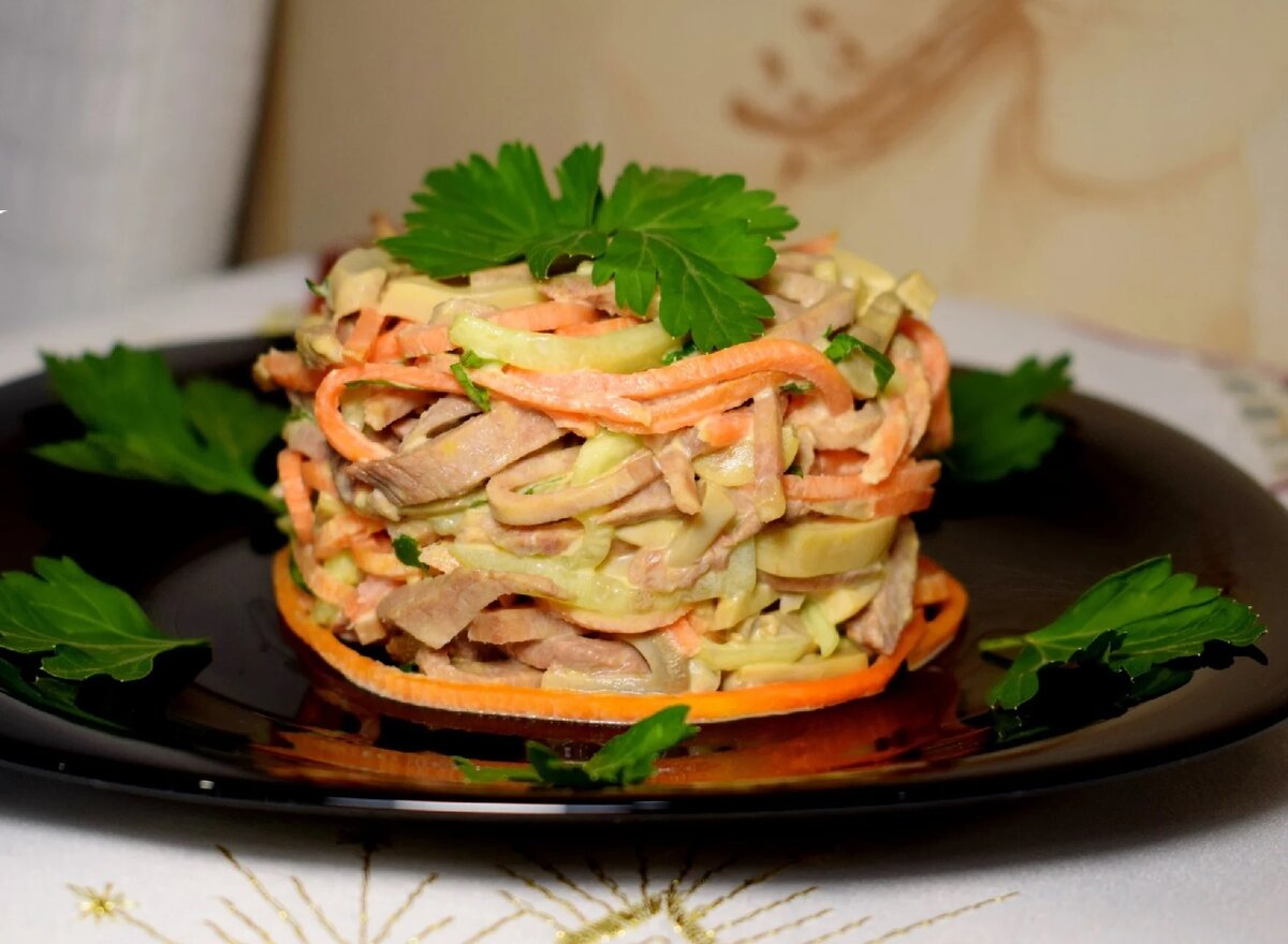 Выложить салат можно с помощью формы (Фото из открытых источников)