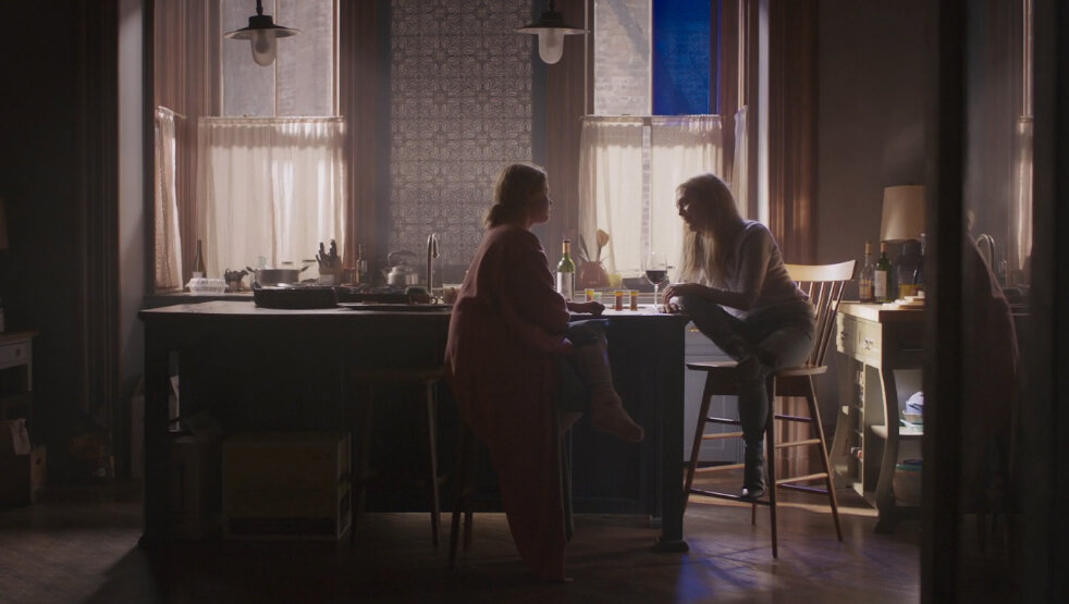 Героини Эми Адамс и Джулианы Мур пьют вино и говорят за жизнь 