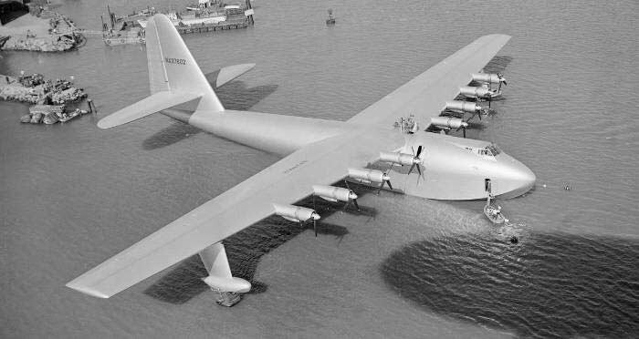 2 Hughes H-4 Hercules – 97,5 метров

Этот самолет, прозванный «еловым гусем», на самом деле был выполнен из березы. Это самый большой гидросамолет мира, а также самый большой самолет до 2017 года. «Летающая лодка» мог перевозить до 750 солдат и был создан по заказу американского правительства в годы Второй мировой войны Говардом Хьюзом.
