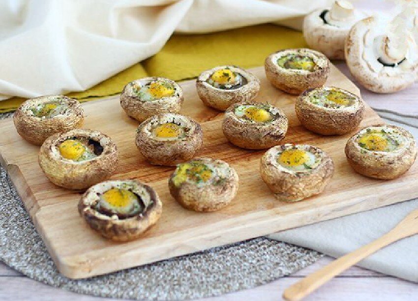 Шампиньоны с перепелинным яйцом.