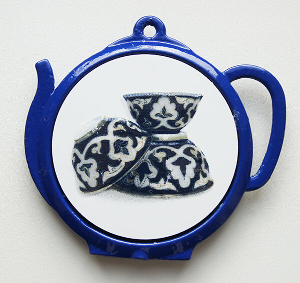 Подставка под чайник в узбекском стиле с посудой Пахта (источник: https://karvon.ru )