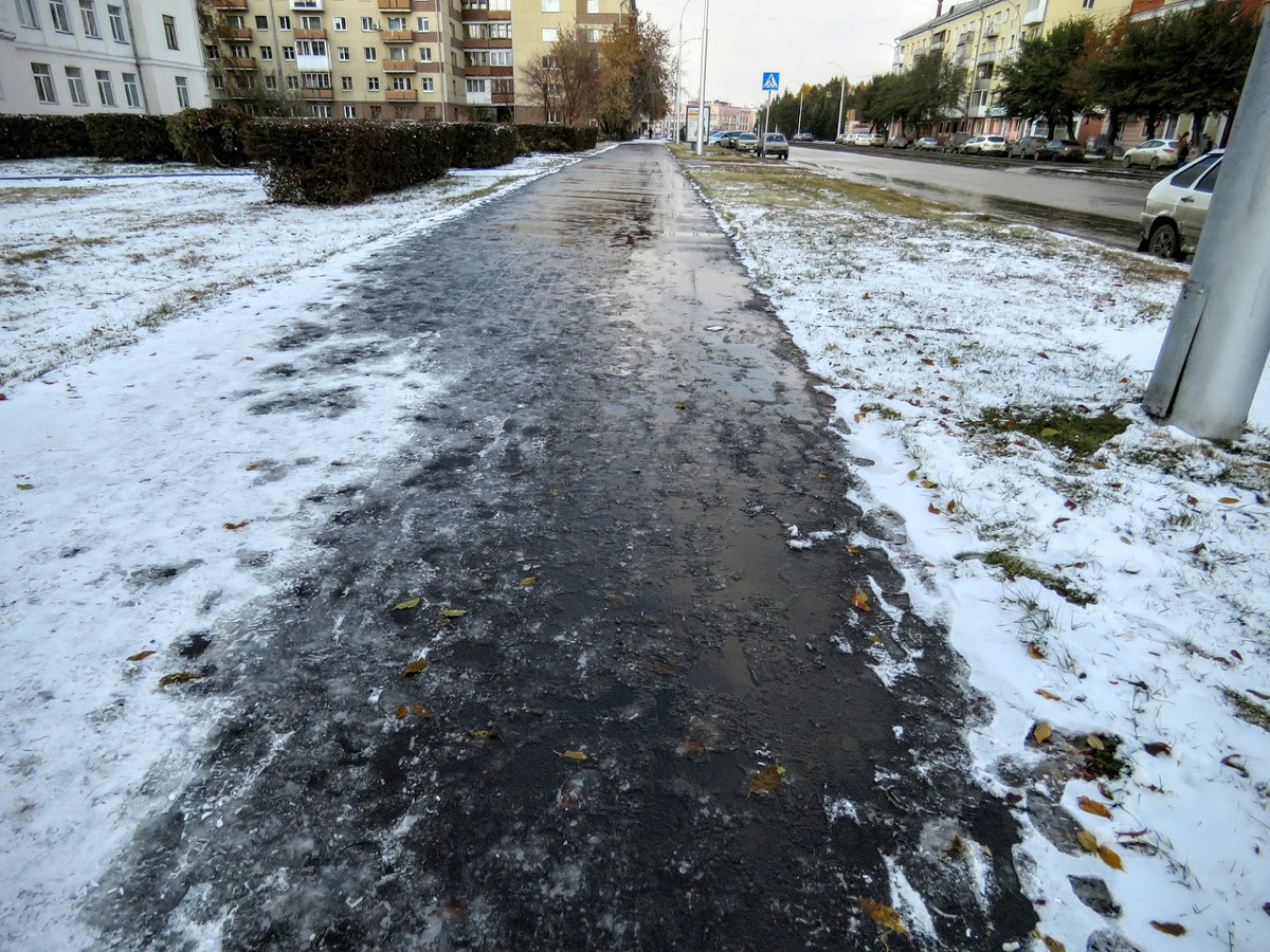 Наступает осень на улицах слякоть и сырость. Киров слякоть. Зима слякоть. Снег и слякоть. Слякоть мокрый снег.