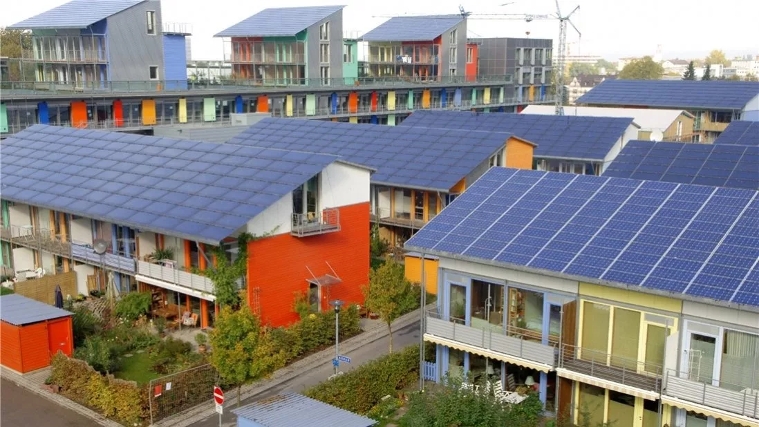 Малоэтажные районы в Германии с солнечными панелями на крыше