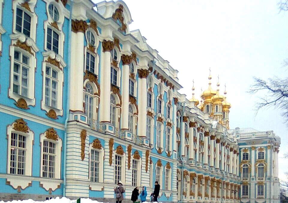 дворец большой, красивый, похож на Зимний, т.к. архитектором обоих дворцов является Растреллиа