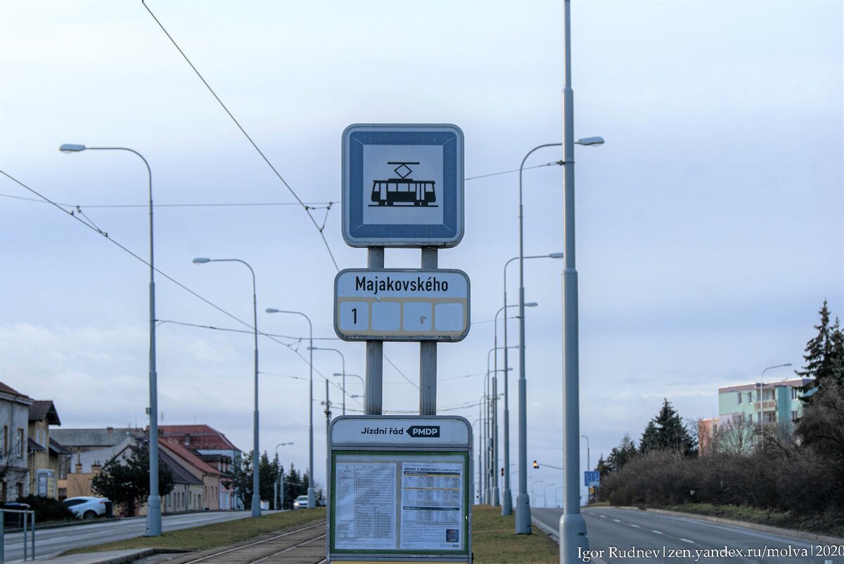 Вечером фотографировать было неудобно из-за плохого освещения, так что остановку имени Маяковского я снял, когда на следующее утро уезжал от Каролины 