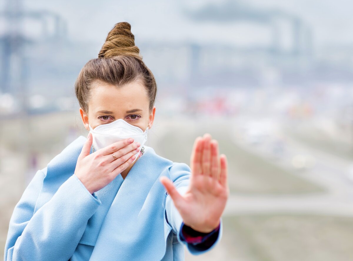 Ухудшение здоровья людей. Плохая экология. Последствия загрязнения воздуха для человека. Врач и пациент. Ухудшение здоровья человека.