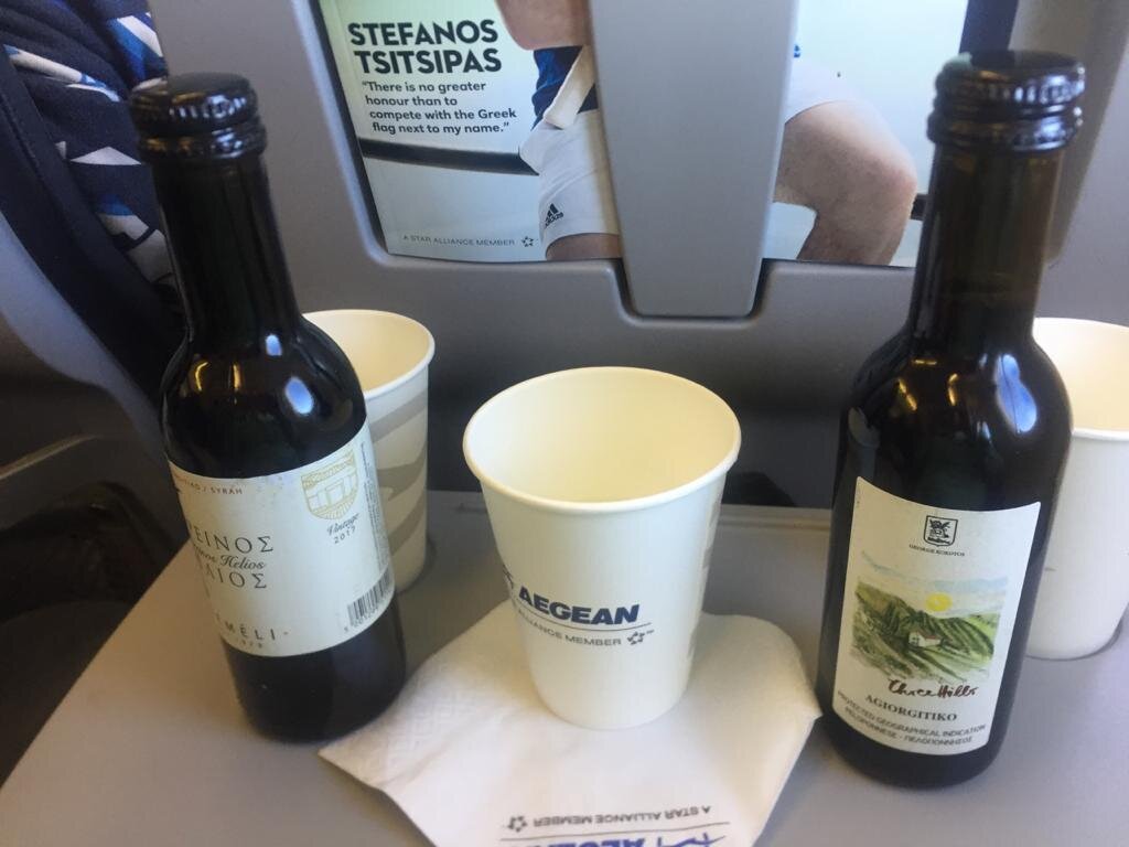 Угощают на борту Aegean Airlines