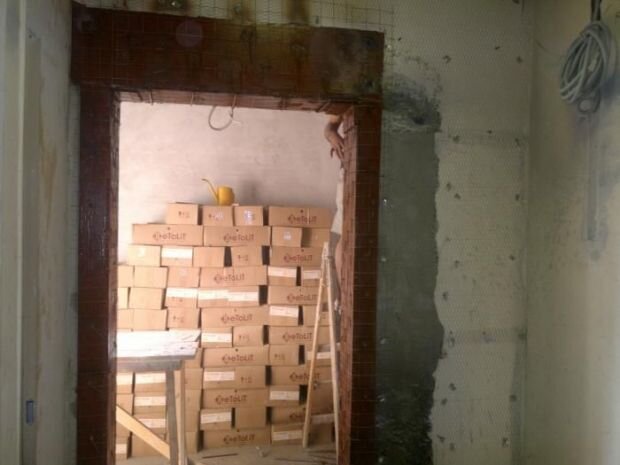 Фото: Как правильно и красиво сделать дверной проем в стене на кухню в квартире без пыли в  Москве. Фото взято с сайта компании Резон Москва.