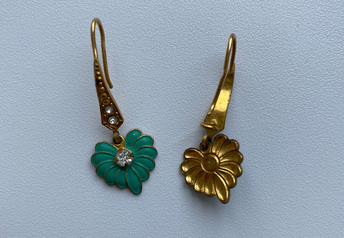 Примерка этих сережек на последнем фото