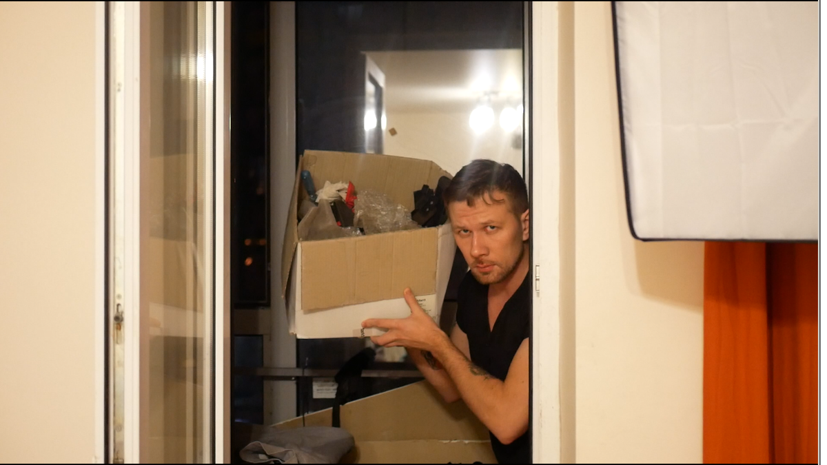 Выношу с балкона коробку с инструментами. Не, ну а вдруг перевес.