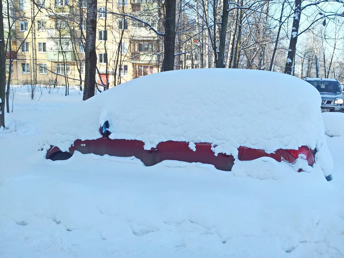 Зима в Ярославле – наша машинка в сугробе