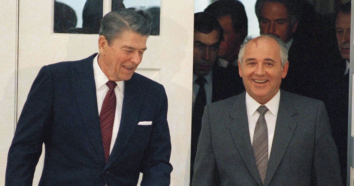 1986 рейган. Горбачёв и Рейган в Рейкьявике. Горбачёв Рейган Рейкьявик 1986. Саммит в Рейкьявике 1986. Встреча Горбачева и Рейгана в Рейкьявике 1986.