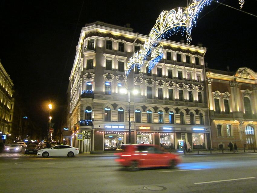 Ещё один вид с Невского проспекта на ул. Рубинштейна. Сейчас на первом этаже находится ресторан "Марчеллис". В советское бремя здесь был рыбный магазин