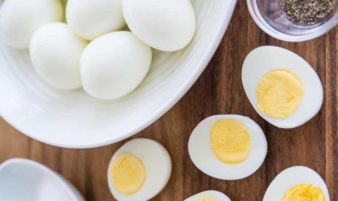 Идеальное яйцо. Вареные яйца. Яйцо отварное. Яйцо куриное вареное. Много вареных яиц.