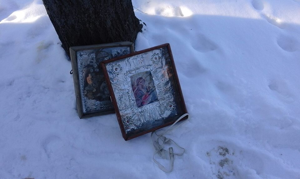 можно ли на заставку в телефоне поставить икону?. можно выкидывать иконы. иконы выкинули на свалку. выброшенные иконы. куда девать иконы если они не нужны.