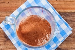 Для приготовления кекса в стакане нужно смешать в миске (или сразу в стакане) все сухие ингредиенты.  