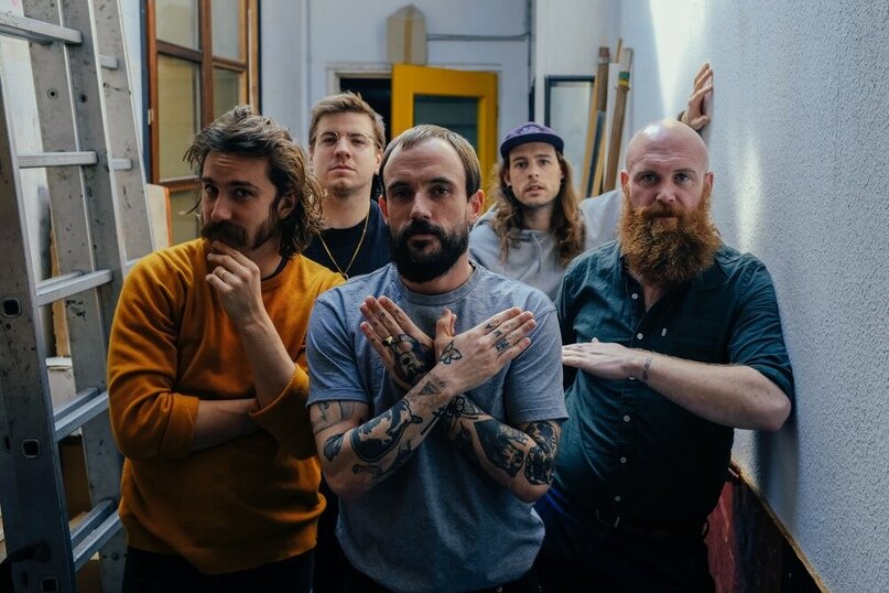 В 2017 году IDLES выступили в «O2 Arena» в Лондоне в качестве саппорт-группы на концерте Foo Fighters. Для них самих это было огромным событием.