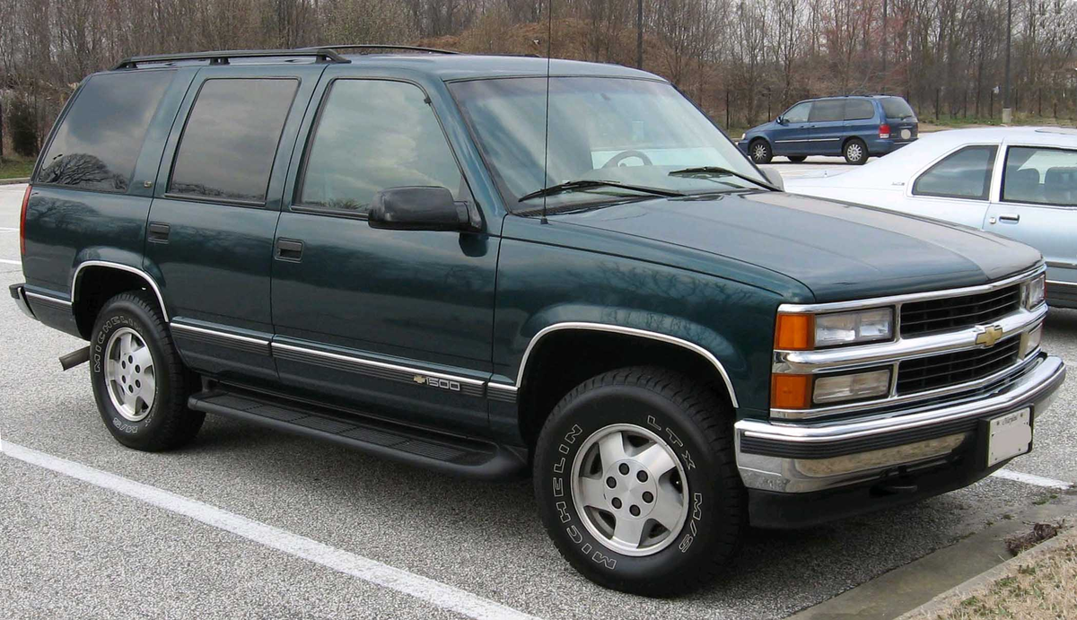 1995-1996 Chevrolet Tahoe. Внедорожник мечты детства, именно такого формата искал вторую машину.