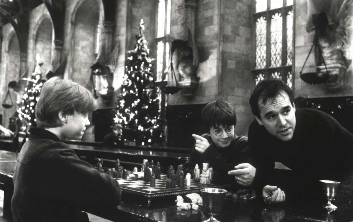 Дэниел Рэдклифф в шутку повторяет движения  режисера.