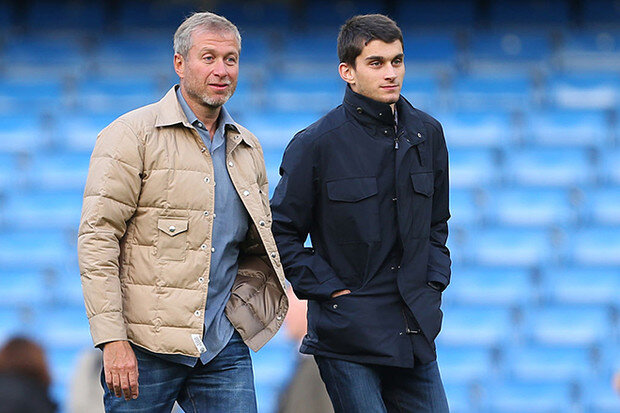 Роман Абрамович, пожалуй, самый известный российский олигарх, да еще и многодетный отец. У него семеро детей: 27-летняя Анна, 26-летний Аркадий, 24-летняя Софья, 18-летняя Арина и 16-летний Илья от бывшей жены Ирины, а также 10-летний Аарон Александр и 6-летняя Лея от второй супруги (тоже бывшей), галеристки Дарьи Жуковой.


Главный наследник состояния олигарха — Аркадий — начал распоряжаться активами своего отца еще в достаточно юном возрасте. С 19 лет он — владелец инвестиционной кампании ARACapitalLimited, ZoltavResourcesInc., названной так по инициалам Романа Аркадьевича Абрамовича. Очевидцы утверждают, что вести бизнес у Аркадия получается не хуже, чем у папы. Известно, что он заключает крупные сделки, а уровень его дохода растет с каждым годом. По данным журнала Forbes, в апреле 2015-го Аркадию принадлежало 39,62% акций Zoltav, капитализация компании на тот момент составляла более 98 миллионов долларов.