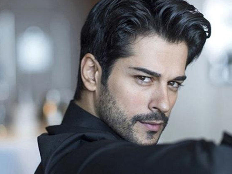 Бурак Озчивит родился 24 декабря 1984 года в Стамбуле, Турция.