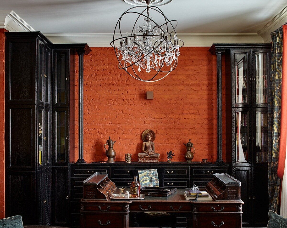 Домашний кабинет юриста, которому требовался классический солидный стол. Дизайнер внесла в интерьер элементы увлечений хозяина.