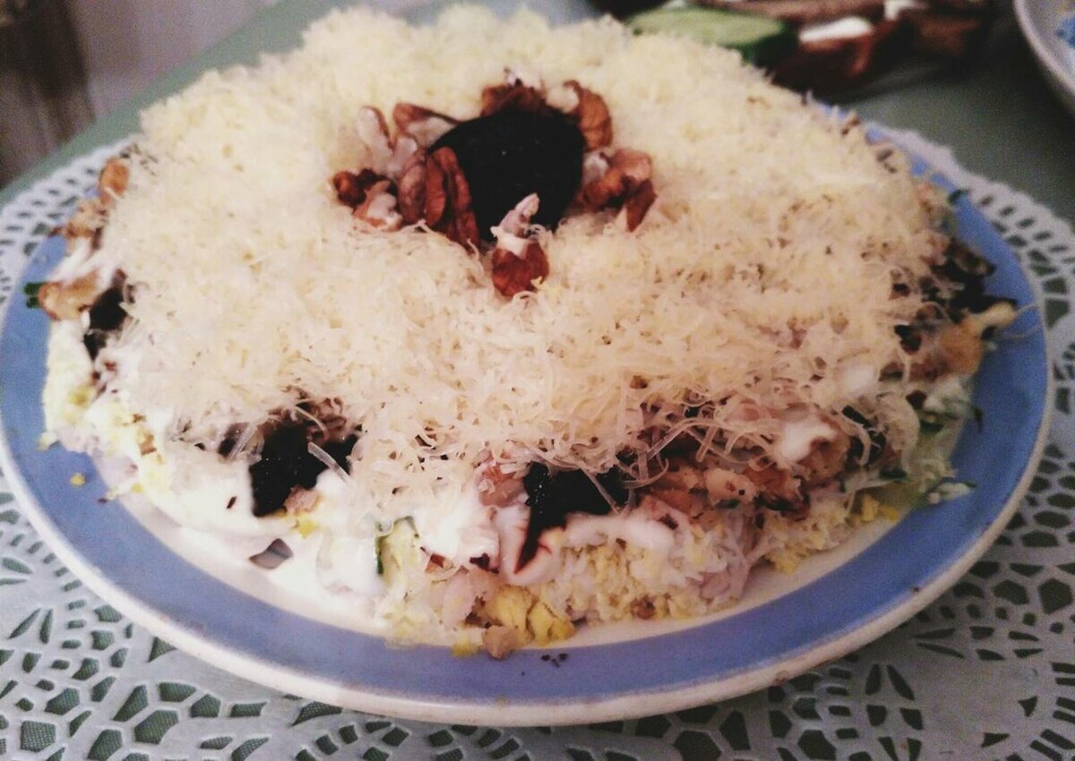 Салат неженка с курицей и черносливом и грецкими орехами
