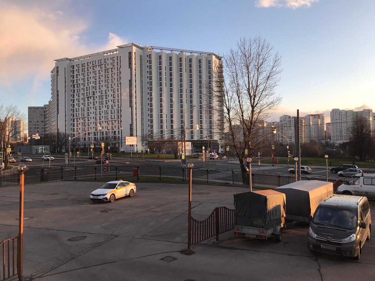 Москва, ул. Луночарского, вечер.