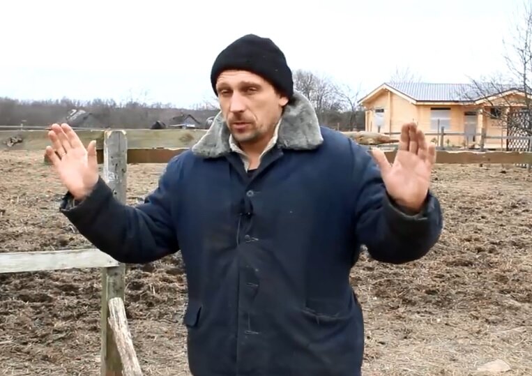 Москвичи, уважайте чужой труд и не лезьте в чужой монастырь со своим уставом (фото - скриншот с ютуб-канала "Деревенский Тёма")