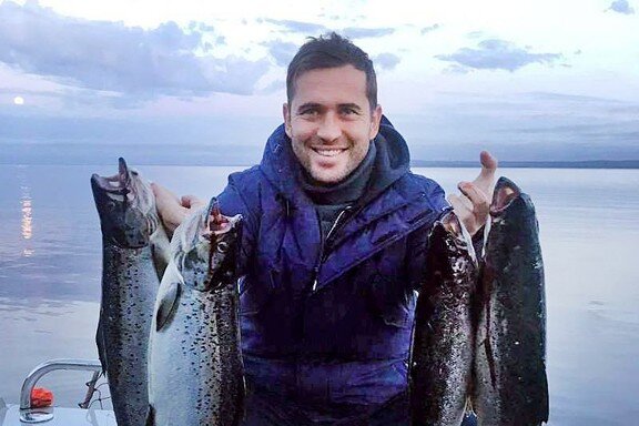 Александр Кержаков и его добыча
Источник: https://api.nsn.fm/storage/medialib/228960/mobile_image-a1bd2375da56c8714b39f55d9003c7e5.jpg