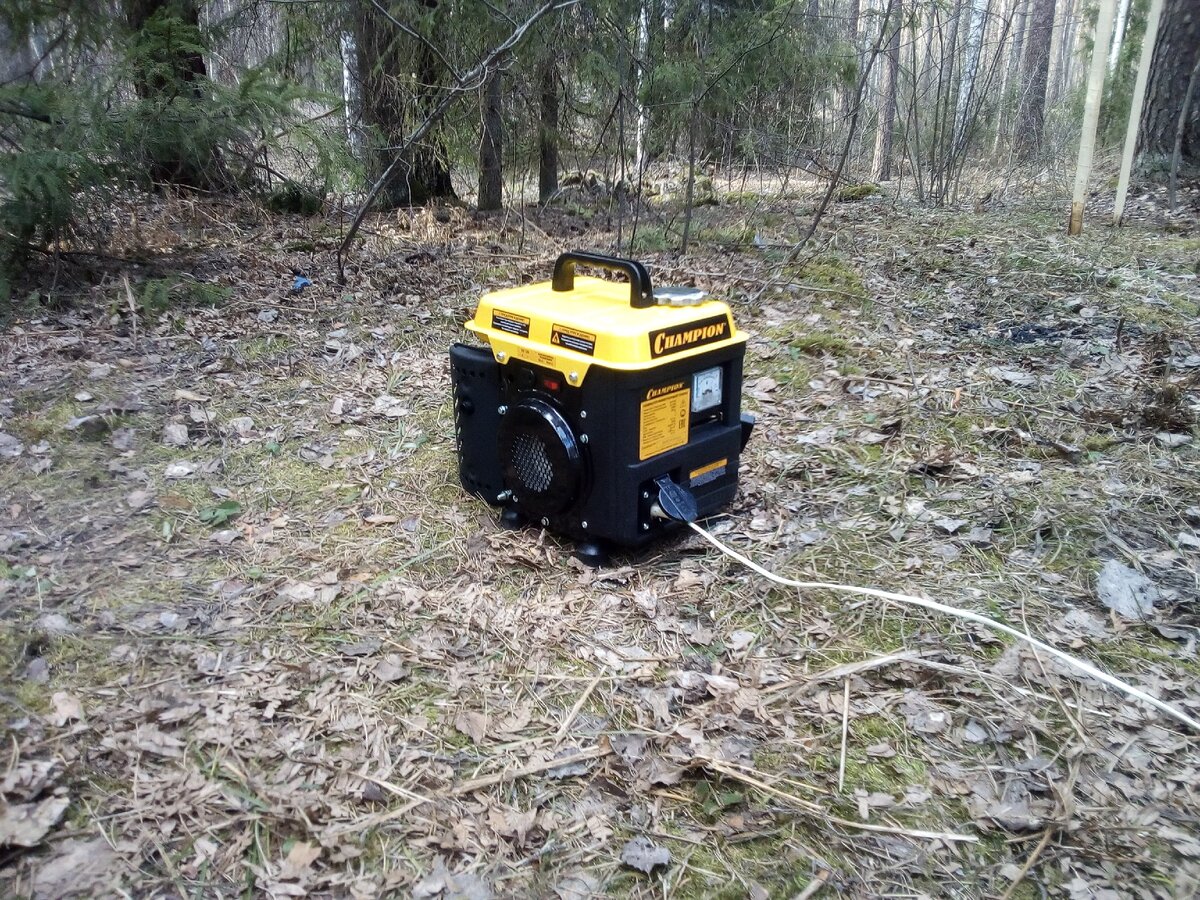 Портативный генератор в лесу \ Стройка избы