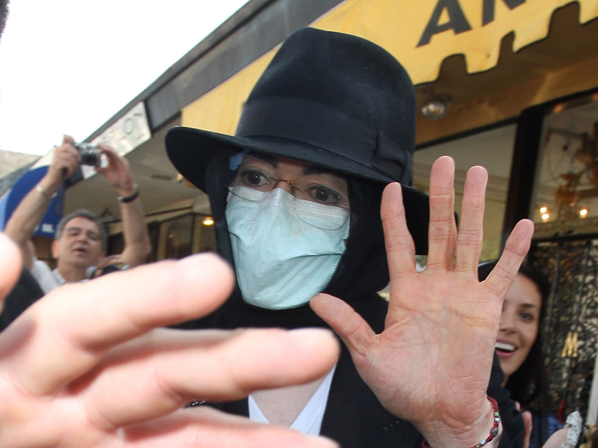 Майкл Джексон в маске во время шопинга в 2009 году. Фото: globallookpress.com