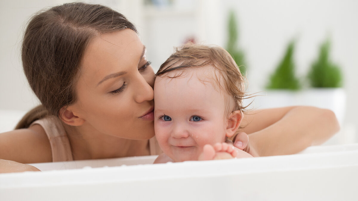 Мама в ванной рассказ. Мама купает ребенка. Мама купает малыша в ванночке. Мама купается с детьми в ванной. Красивая мама купается.