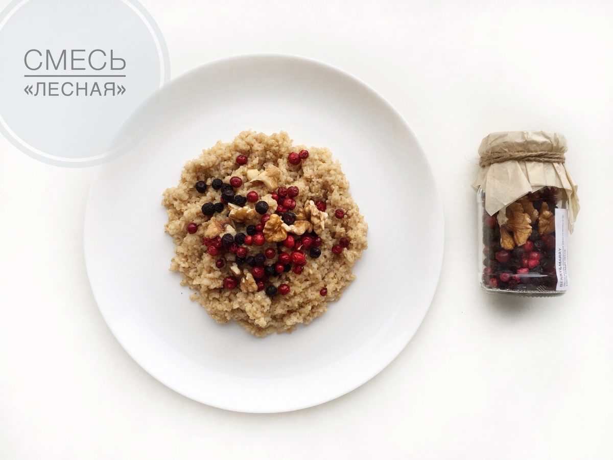 Смесь витаминизированная из сублимированной ягоды брусники, лесной черники, грецкого ореха. Прекрасно подходит к перловой и овсяной кашам.