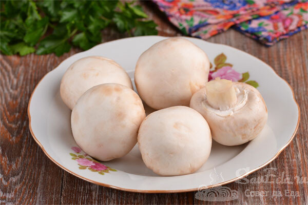 Для приготовления беру шампиньоны, которые можно заменить на вешенки или лесные грибы. Грибы промываем или очищаем и обновляем срез.