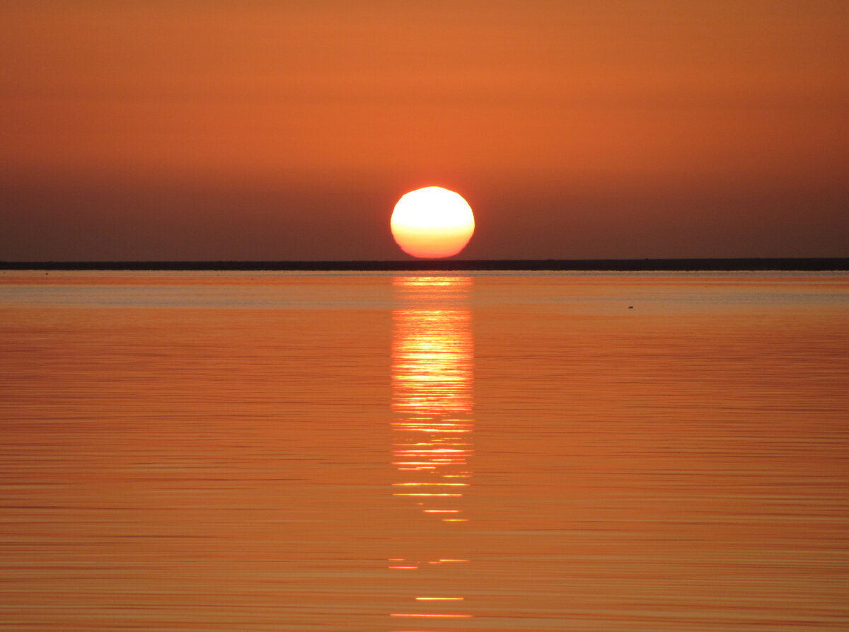 Вот солнце коснулось воды. Египет. 2012 год.