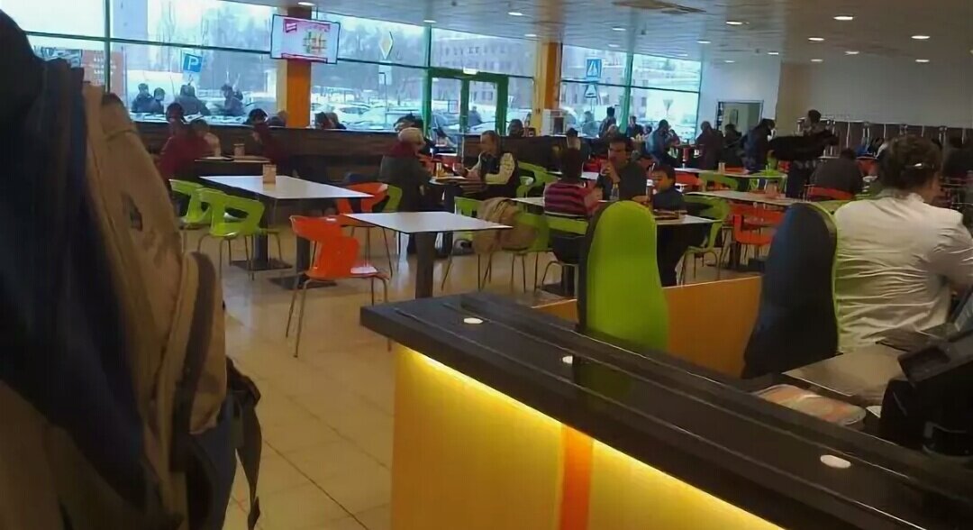 Уже через пару минут я вернулась туда со стаканом от колы, бутылкой воды, прошла в общепит, уселась за какой-то уютный столик и начала мыть ноги. Я их помыла. И вышла из общепита. 