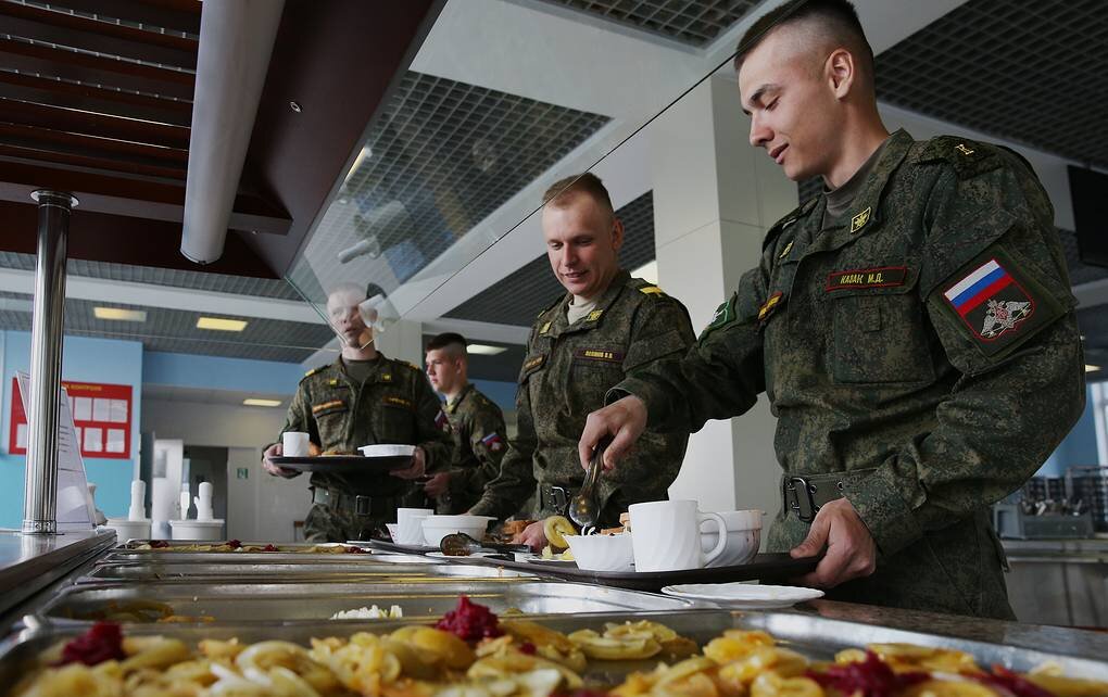 Военнослужащие на приеме пищи.