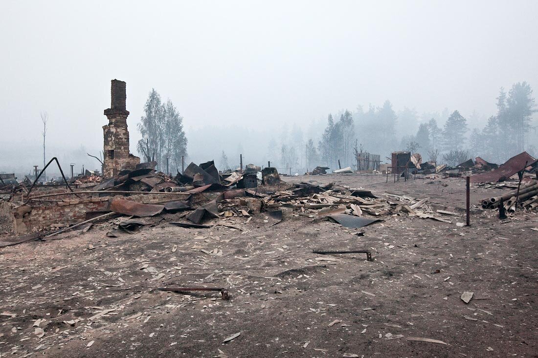 Связанный и разрушенный. Сгоревшая деревня. Деревня после пожара. Местность после пожара. Разрушенная деревня.