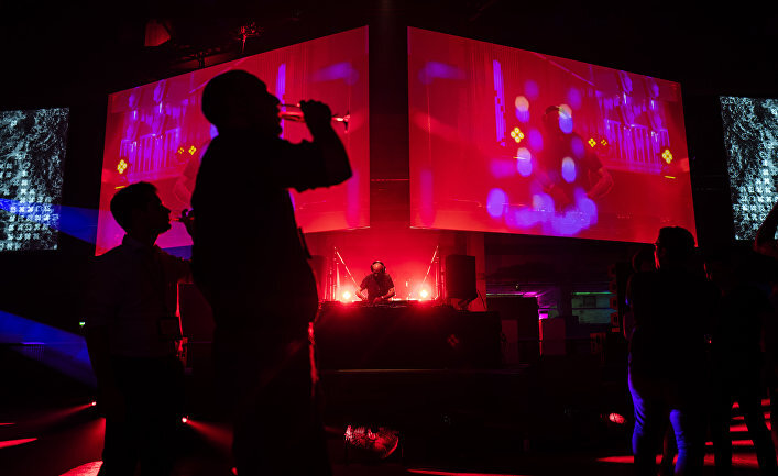 В берлинском следственном изоляторе сидит российский диджей Денис Казначеев. США обвиняют его в отмывании сотен миллионов долларов. Но знакомые и коллеги в один голос говорят, что это ошибка: россиянин думает только о музыке, и больших денег у него никогда не водилось. В ситуации разбирается Der Spiegel.